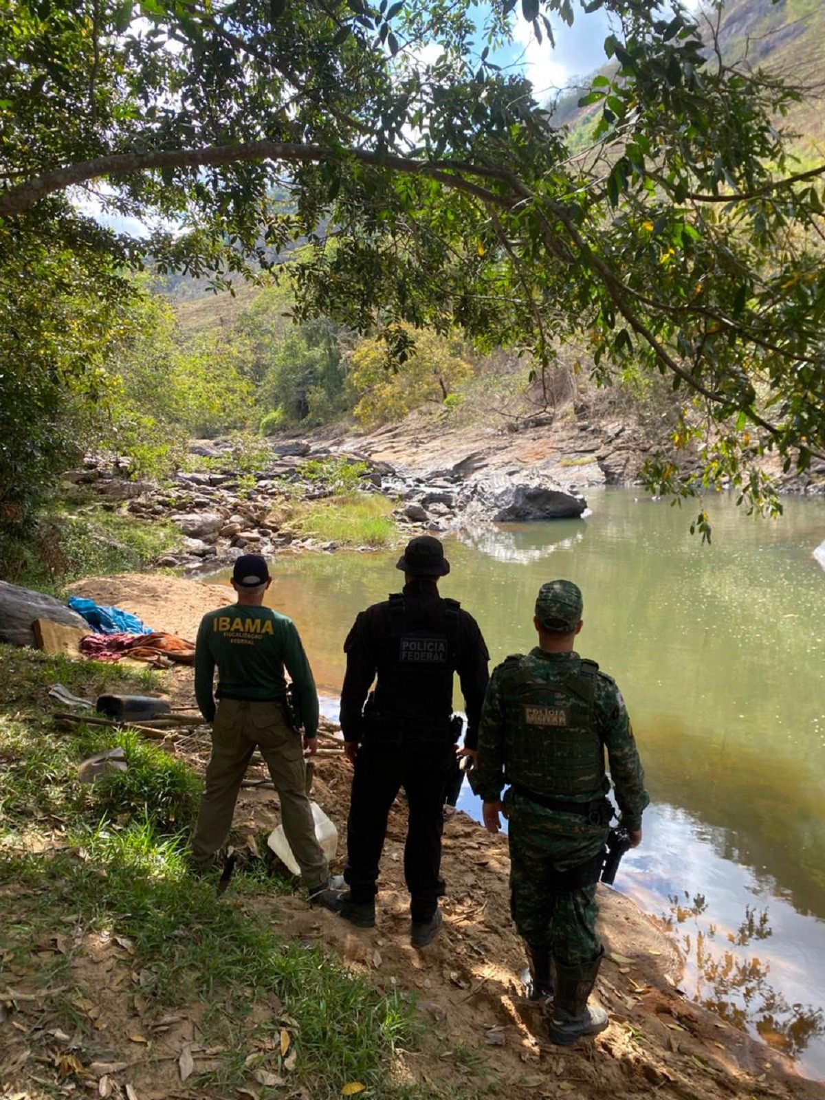 Polícia destrói balsas usadas para garimpo ilegal em Juiz de Fora