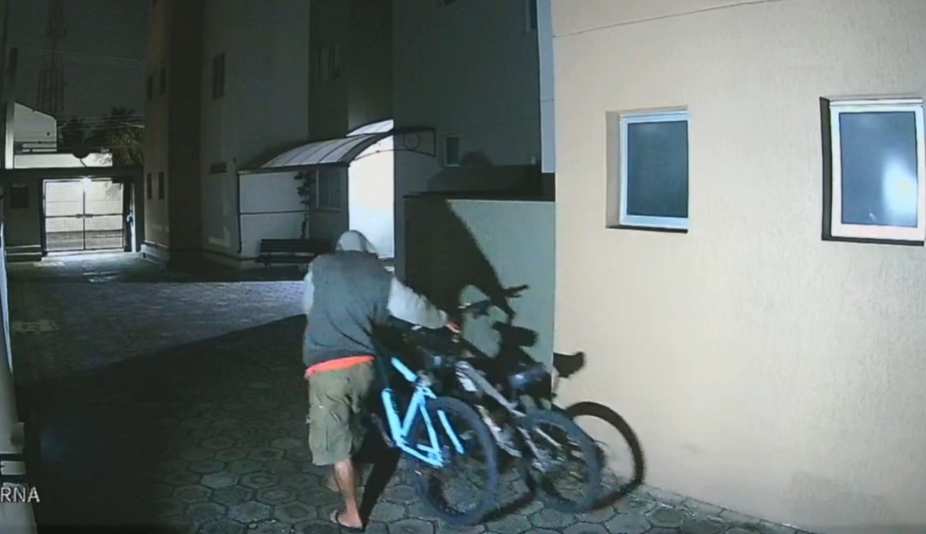 VÍDEO: Homem invade condomínio e furta duas bicicletas, em Taubaté, SP