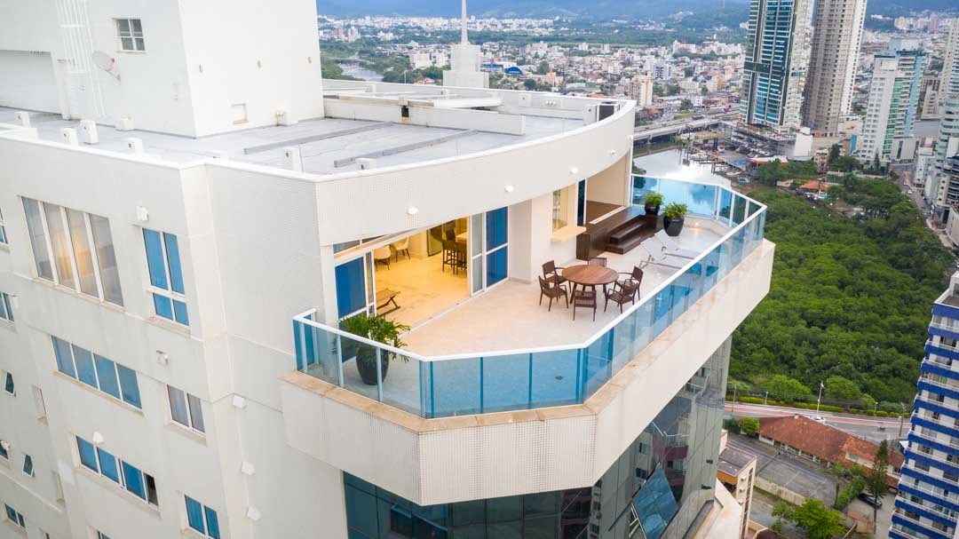 VÍDEO mostra maior cobertura de frente para o mar de Balneário Camboriú à venda por R$ 42 milhões