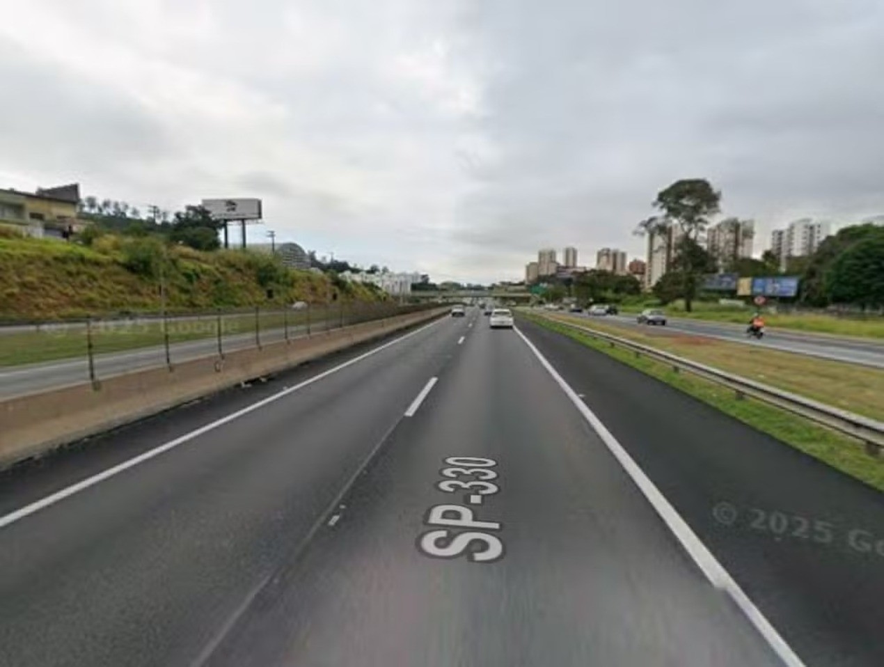 Pedestre morre ao ser atropelado por carreta na Rodovia Anhanguera em Jundiaí; motorista foge
