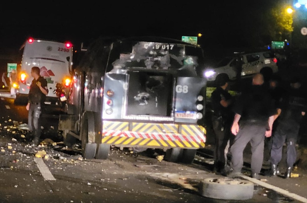 Ataque a carro-forte em rodovia de Santa Bárbara d'Oeste — Foto: Reprodução/EPTV 