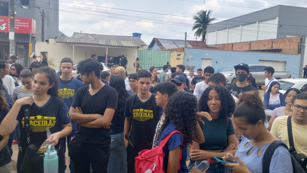 Alunos na Escola João Bento da Costa à espera do Enem neste domingo (5) em Porto Velho — Foto: Jheniffer Núbia/Rede Amazônica