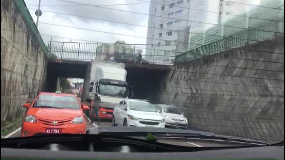 Caminh O Fica Entalado Em Viaduto Em Curitiba V Deo Tr Nsito Pr G