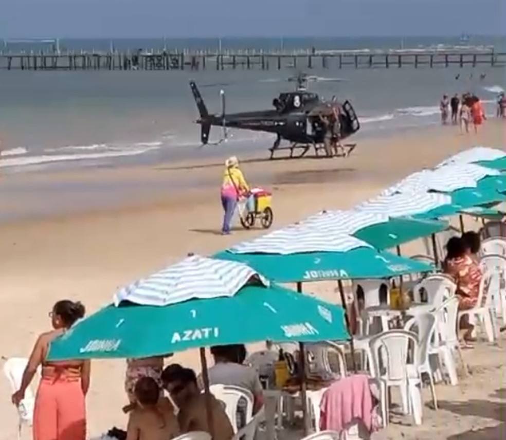 Helicóptero pousou em praia da Grande Natal durante resgate a banhista afogado — Foto: Reprodução