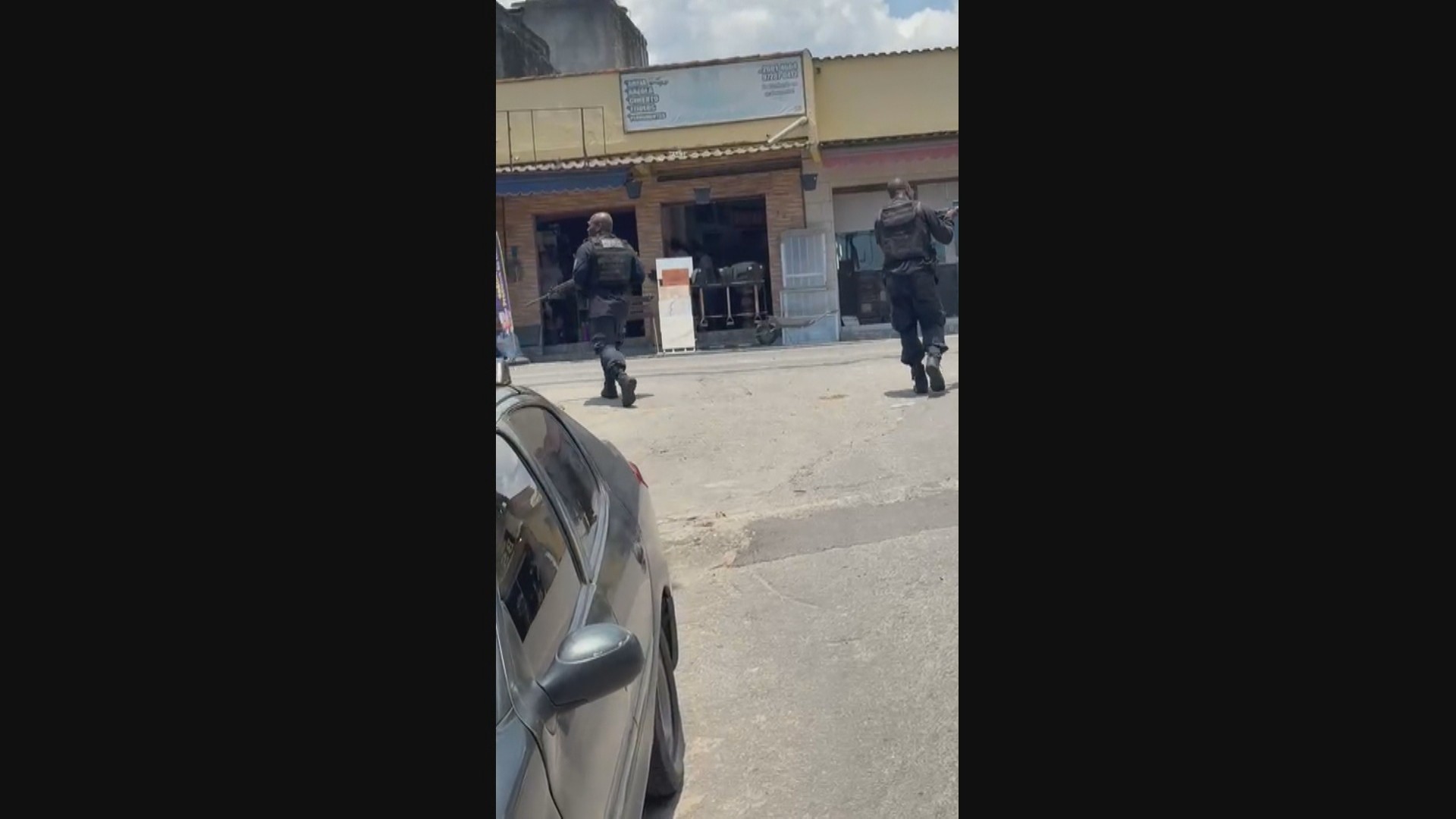 Homem é ferido após helicóptero a serviço da Cedae ser atingido durante operação no Complexo do Salgueiro, no RJ