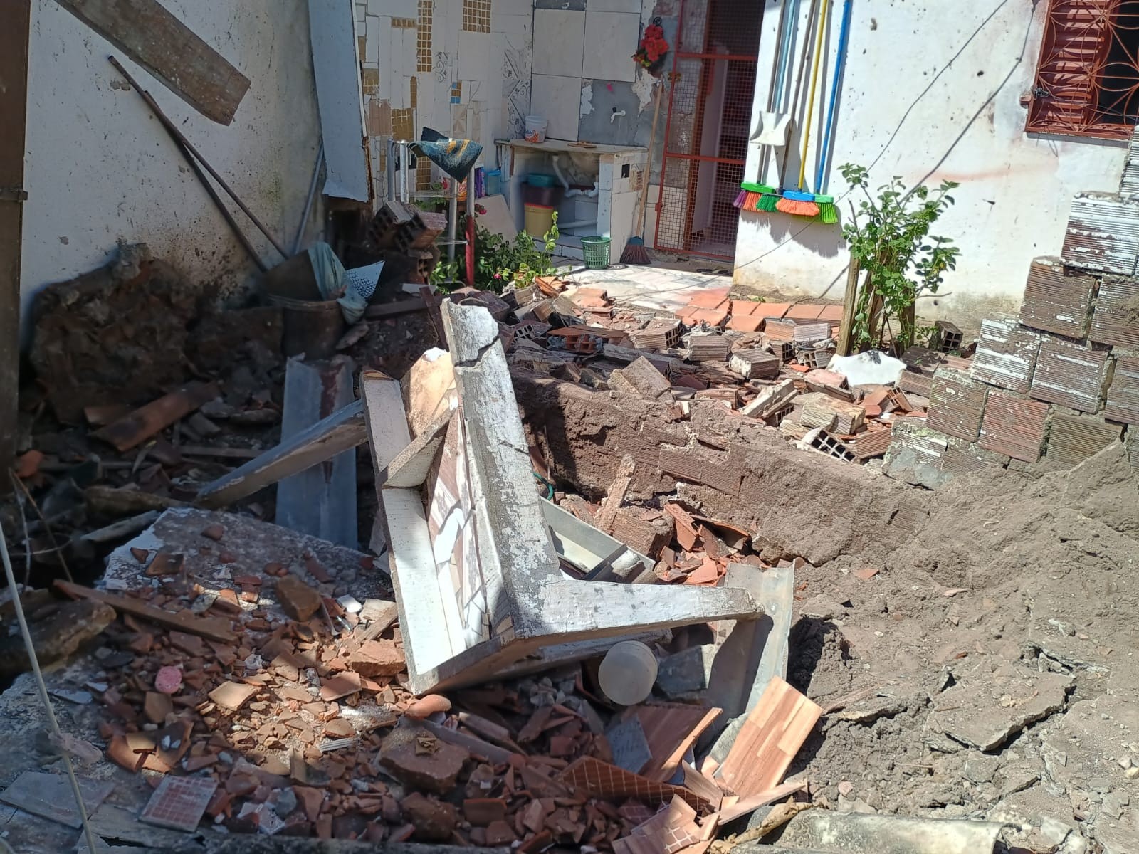 Elderly man hit by septic tank explosion during cleaning in João Pessoa dies