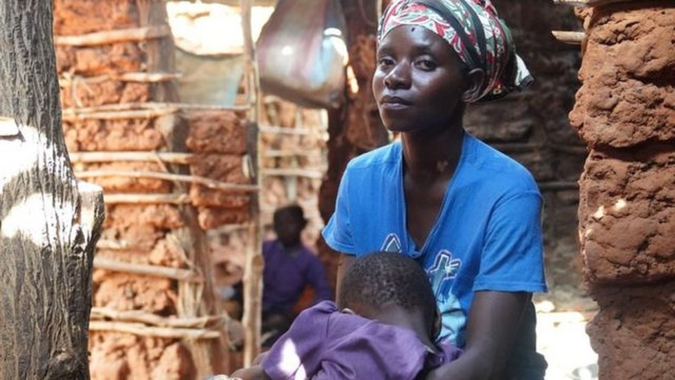 'Quando vi que estavam tão fracos, dei água a eles, e disse a mim mesma que não podia permitir que meus filhos morressem', diz Salema Masha — Foto: BBC