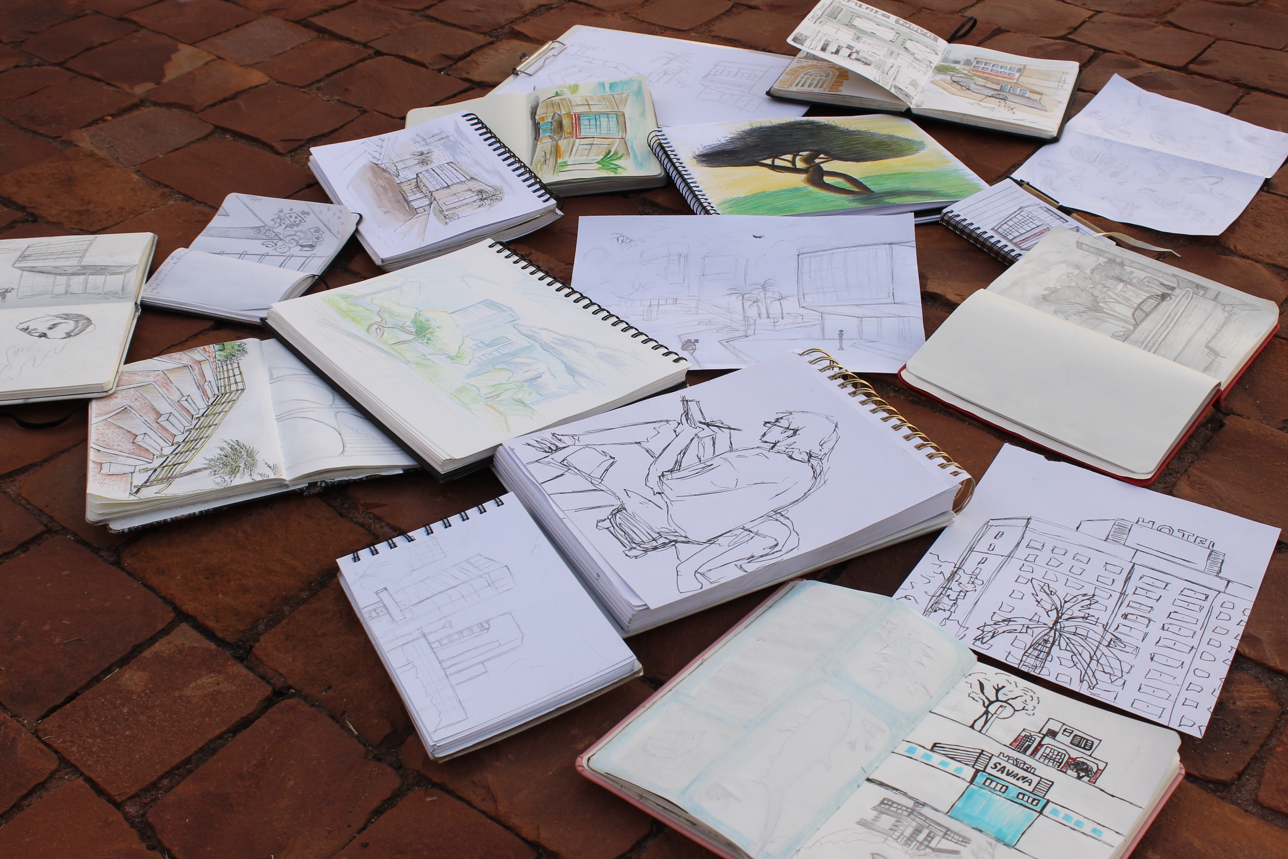 UFU Sketchers: estudantes da UFU transformam paisagens urbanas em arte com desenhos ao ar livre
