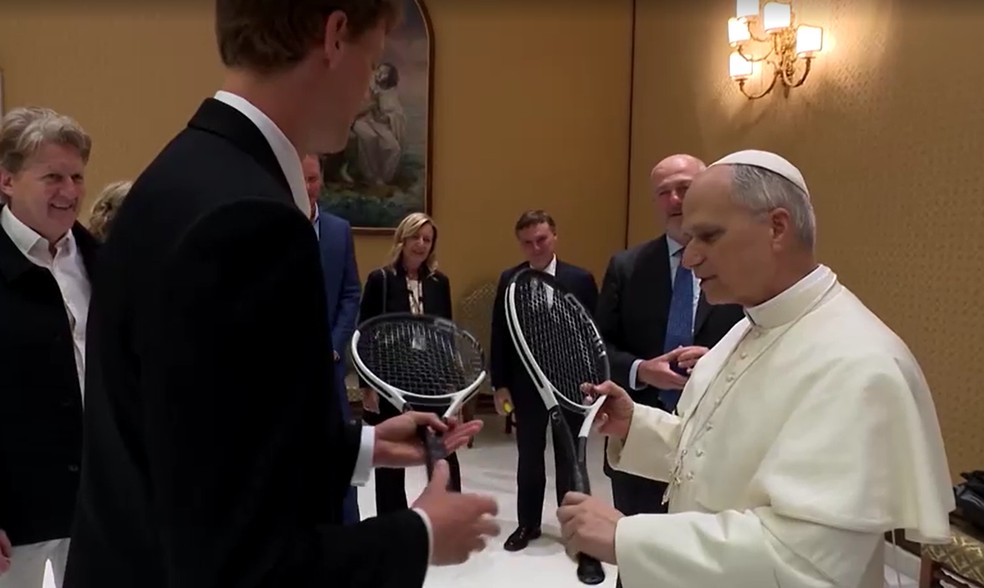 Papa Leão XIV ganha raquete de presente do tenista italiano Jannik Sinner em 14 de maio de 2025. — Foto: Vatican Media