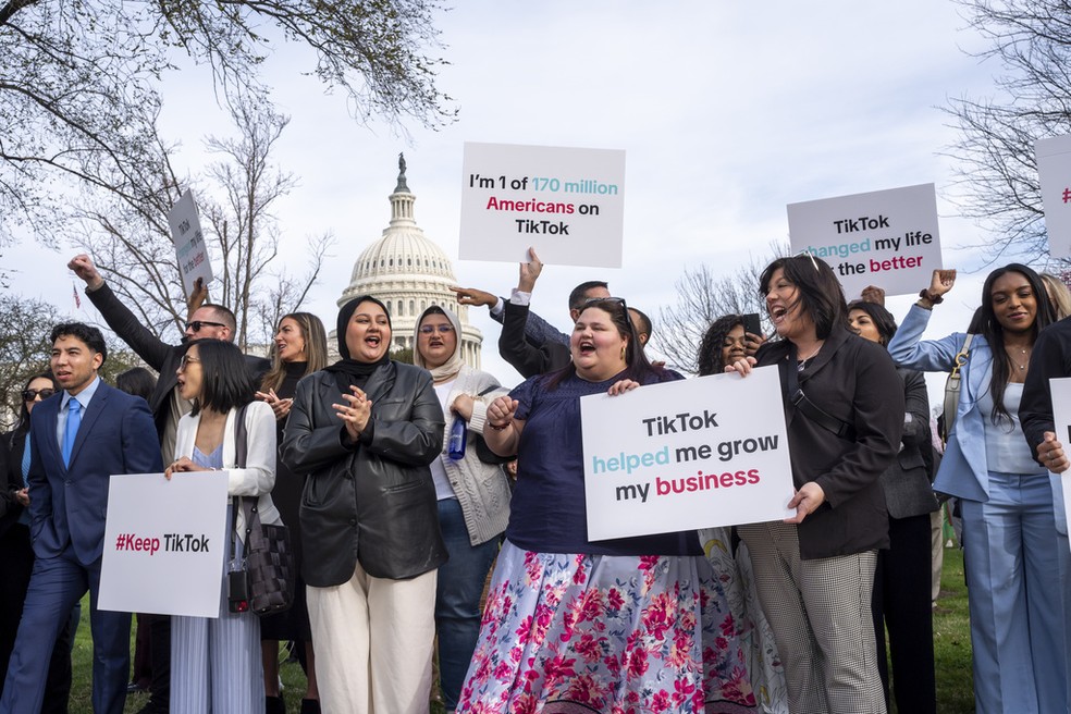 Usuários de Tiktok protestam em frente ao Capitólio nos EUA — Foto: J. Scott Applewhite/AP