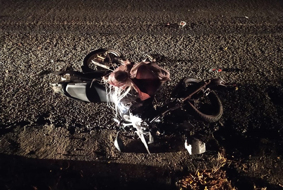 Acidente entre moto e caminhão ocorreu em Serra Talhada — Foto: Divulgação/PRF