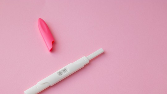 Testes hormonais para menopausa são para todas as mulheres? Entenda como funcionam - Exames detectam, principalmente, os hormônios FSH e AMH. Diretrizes nacionais e internacionais determinam que não há necessidade de testes para o diagnóstico.