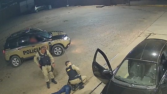 Em 3 segundos, mulher sequestrada salta de carro do ex e chega à viatura da PM