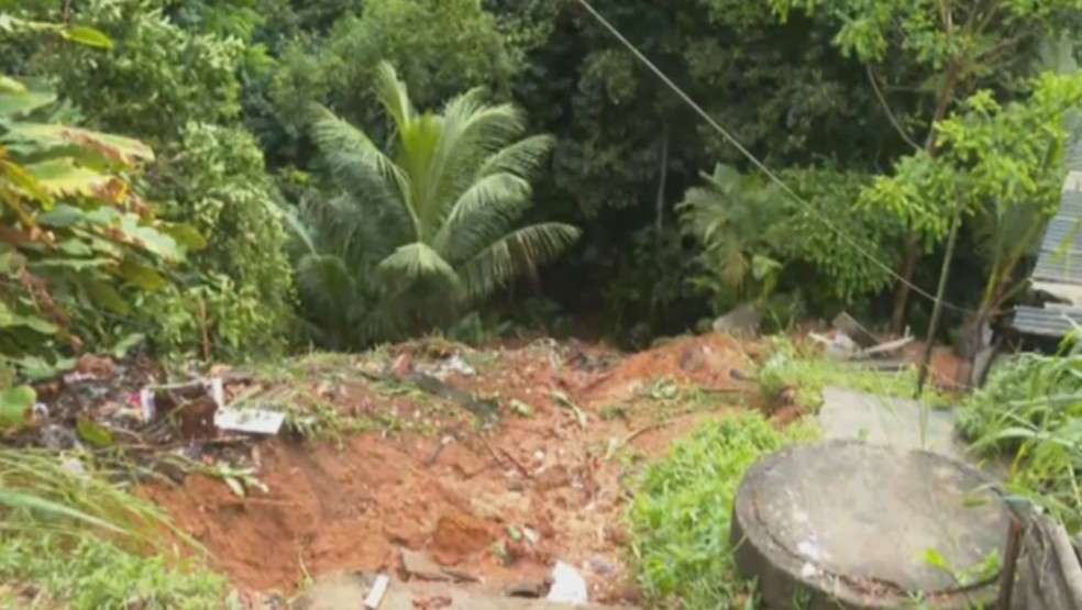 Casa desaba e casal fica ferido após  fortes chuvas atingirem Salvador — Foto: Reprodução/TV Bahia