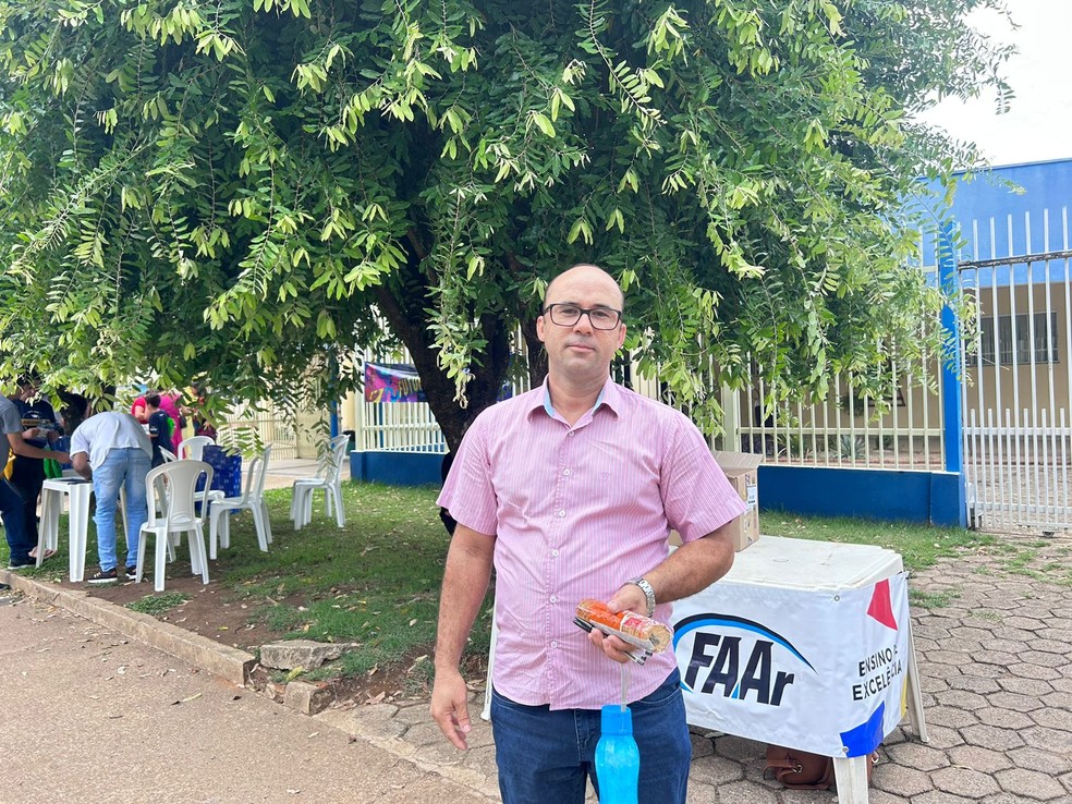 Francisco Constantino chegou antes dos portões abrirem para fazer o Enem em Ariquemes — Foto: Jemima Queren/Rede Amazônica