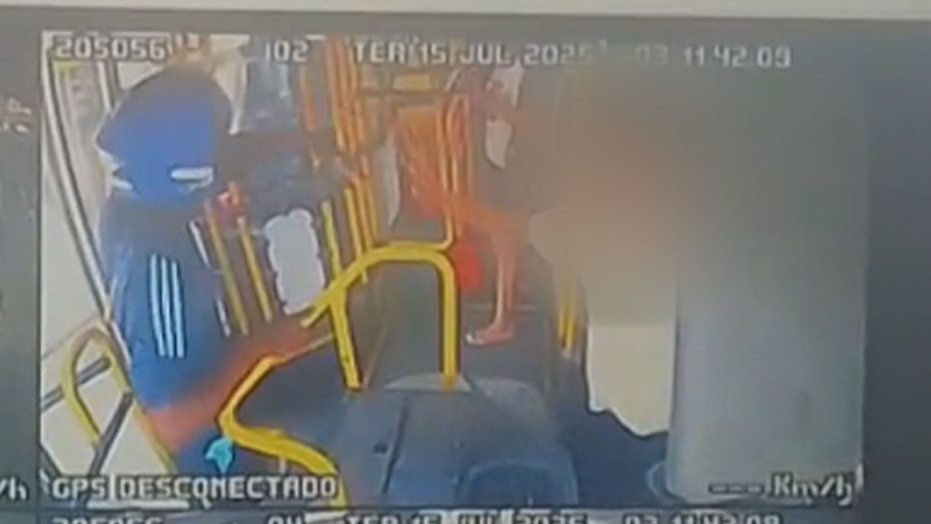 Criminosos assaltam passageiros e motoristas antes de usar ônibus como barricadas em Madureira