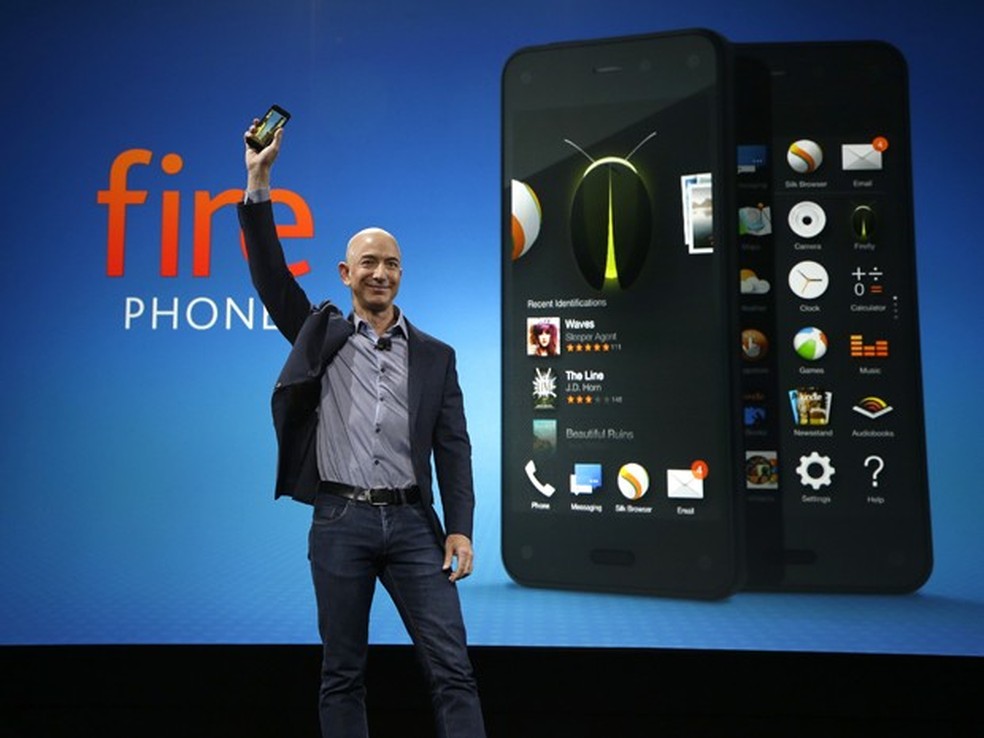 Jeff Bezos e o Fire Phone — Foto: AP 