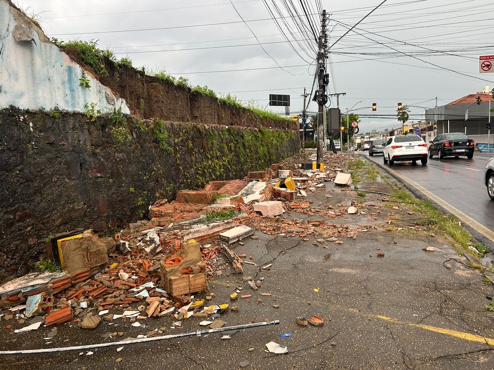 Muro da faculdade de Direito da UEA desabou com força da chuva — Foto: Jucélio Paiva/Rede Amazônica