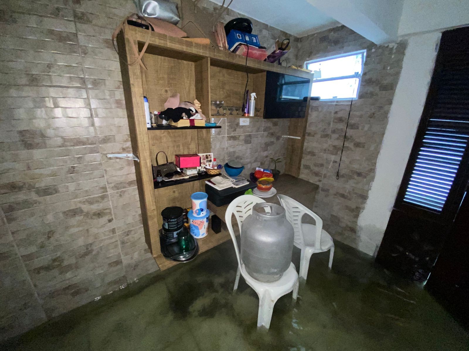 Lagoa transborda e água invade casas na Zona Oeste de Natal