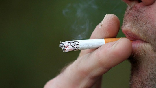 França proíbe cigarros em praias, parques e áreas perto de escolas; multa é de R$ 867
