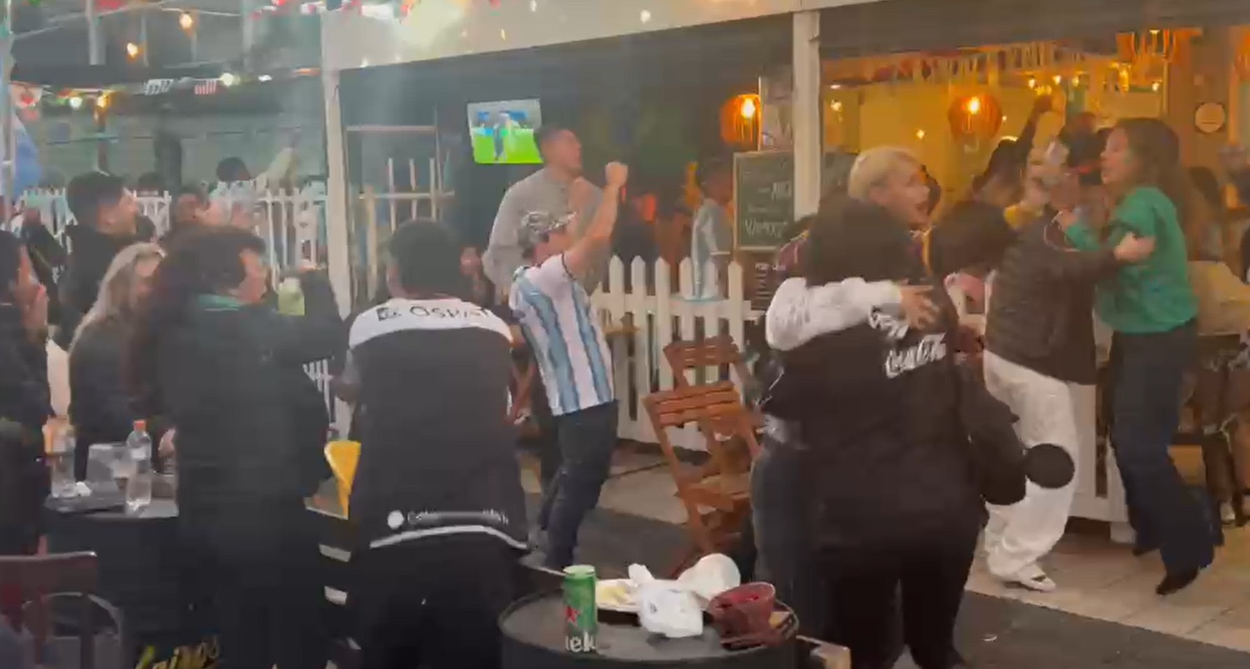 VÍDEO mostra comemoração de argentinos em bairro mais 'hermano' de SC, em Florianópolis