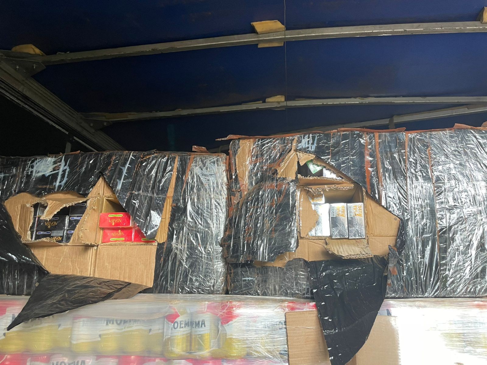 Polícia Rodoviária apreende 60 fardos de produtos contrabandeados durante operação em rodovia de Iaras