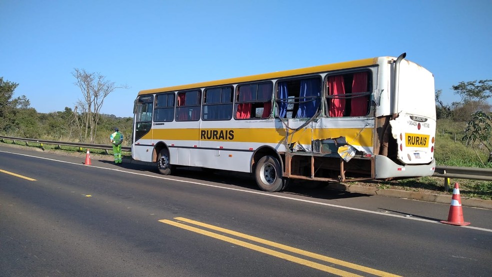 Caminhão bateu na lateral do ônibus que transportava trabalhadores rurais, em Parapuã (SP) — Foto: Polícia Militar Rodoviária