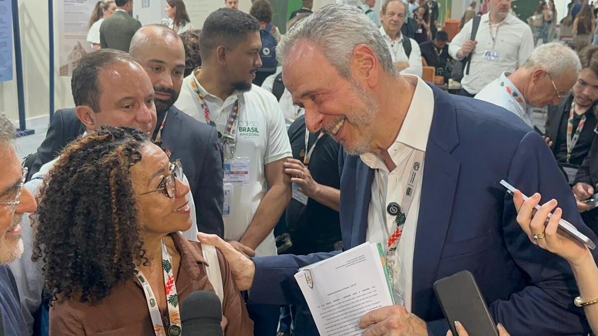 Presidente da COP 30 recebe Carta da Amazônia em corredor do evento após mobilização de lideranças da floresta