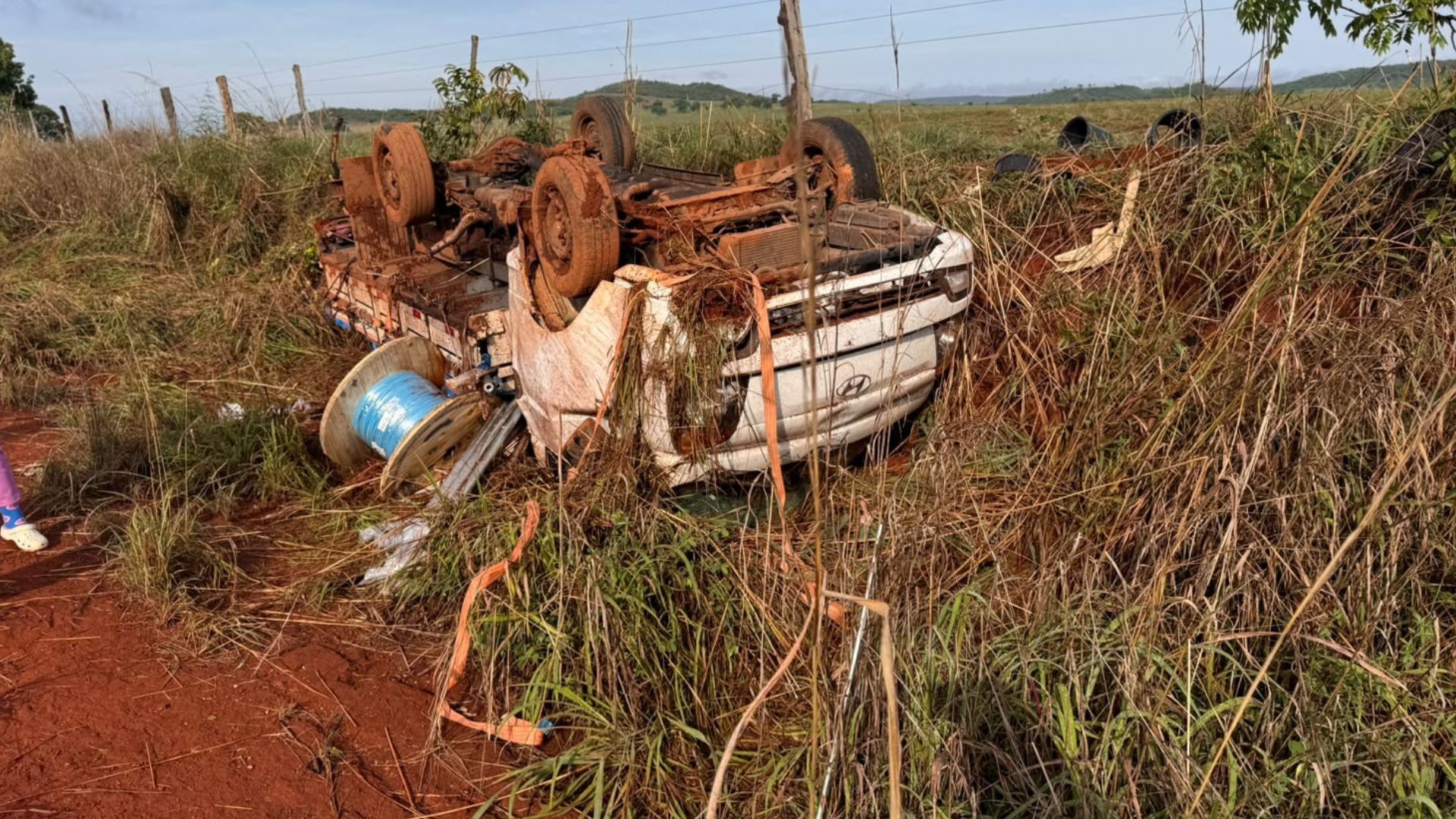 Passageiro morre e duas ficam feridas em capotamento de caminhão na MG-188 