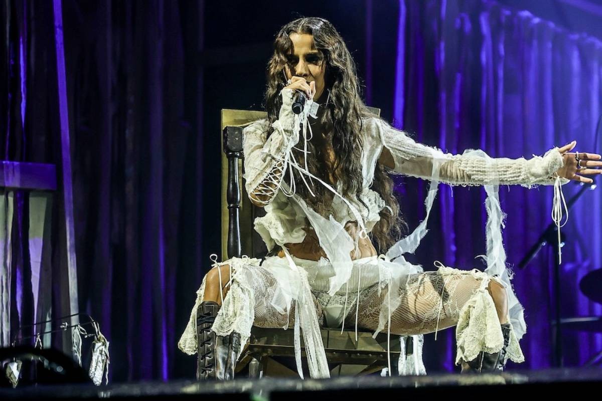 Marina Sena rasga boneco de pano ao cantar sobre término em show místico e hipnotizante no Rock in Rio