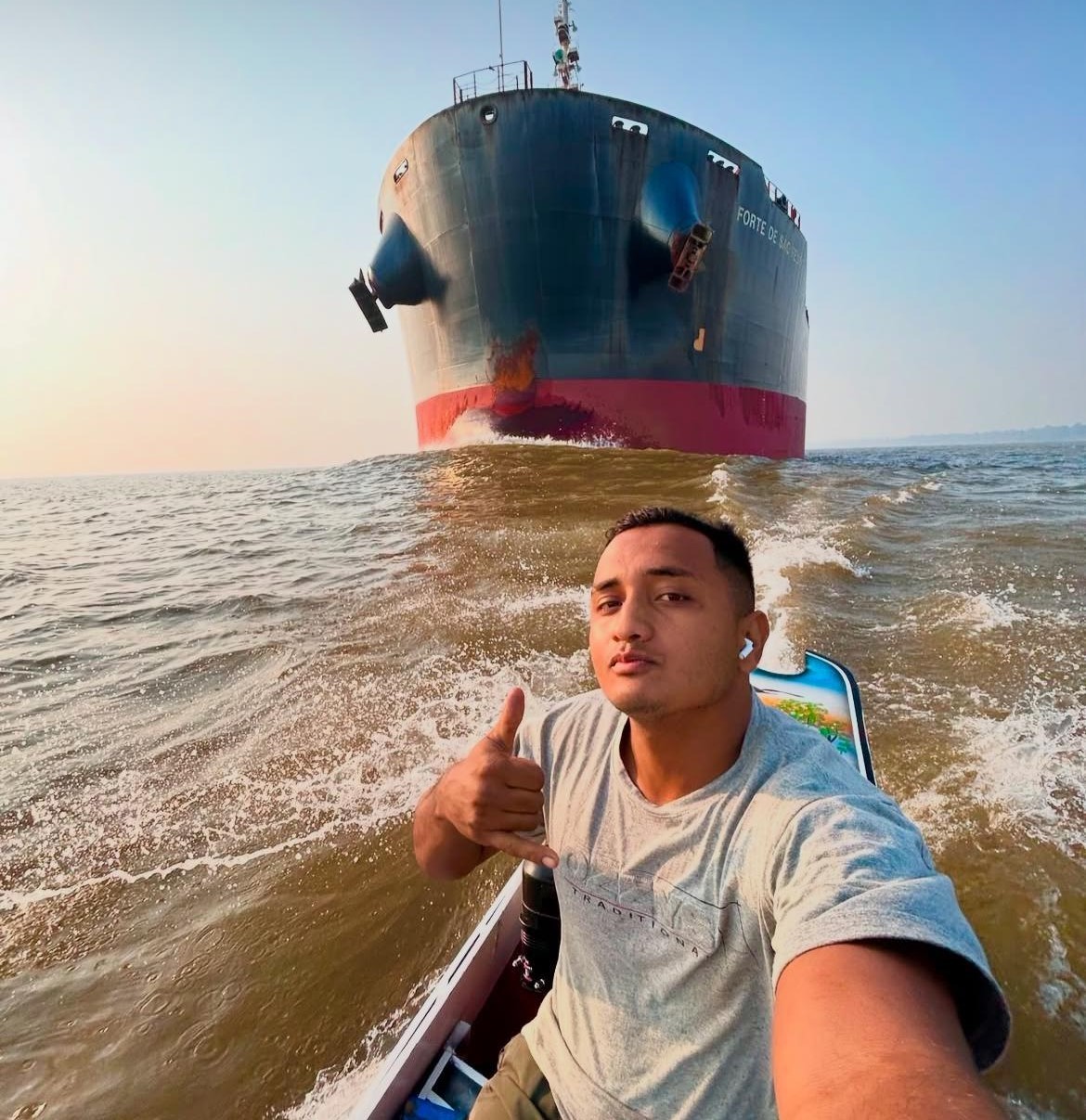 VÍDEO: canoeiro se arrisca na frente de grandes navios no Rio Amazonas e viraliza