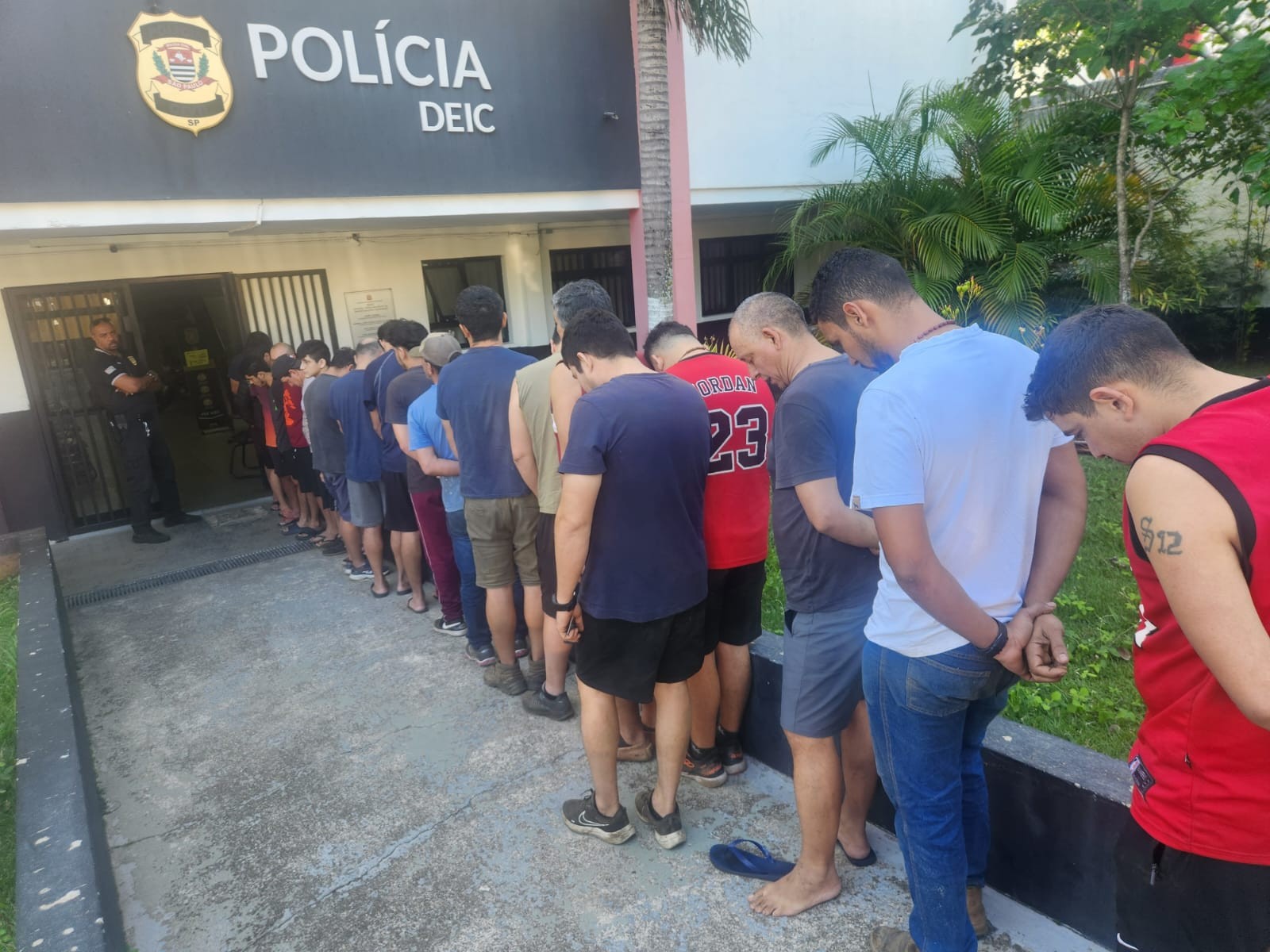 Polícia Civil fecha fábrica clandestina de cigarros e prende 25 pessoas em Amparo e Americana