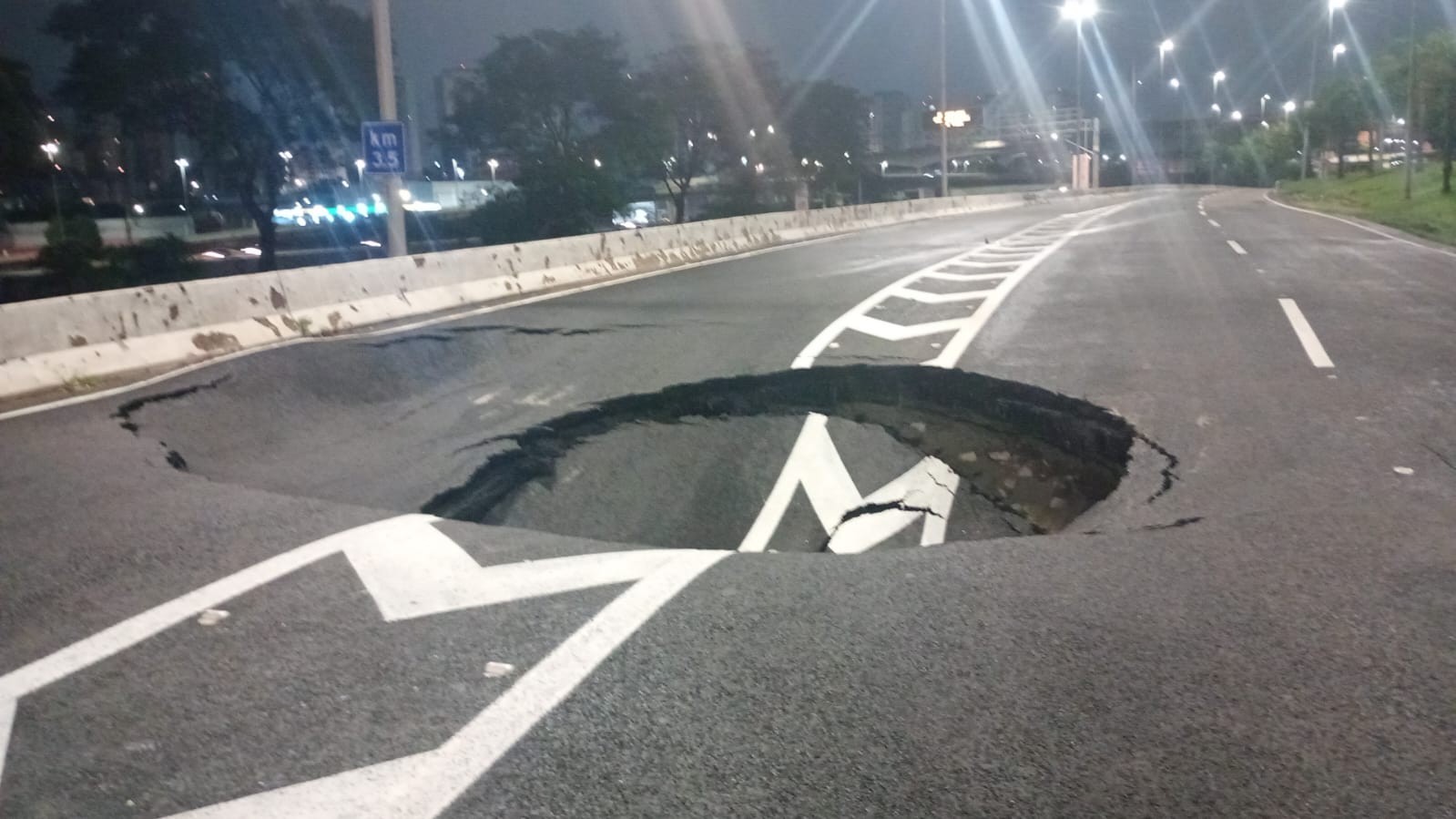 Após 1 mês, cratera reabre no mesmo local na Marginal Tietê e interdita trecho da via em São Paulo; veja vídeo 