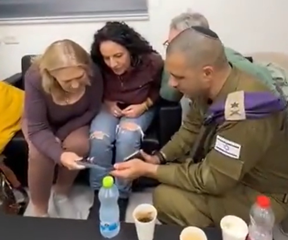 Mães de reféns aparecem em vídeo das Forças de Defesa de Israel — Foto: Reprodução/X
