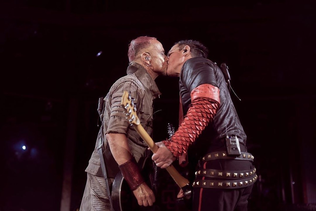 Integrantes da banda Rammstein se beijam durante show na Rússia em ...