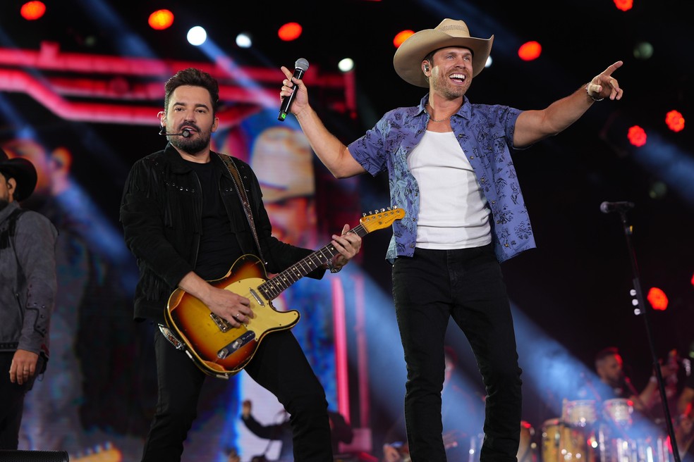 Fernando e Sorocaba cantam com Dustin Lynch no Jaguariúna Rodeo Festival — Foto: Antonio Trivelin/g1