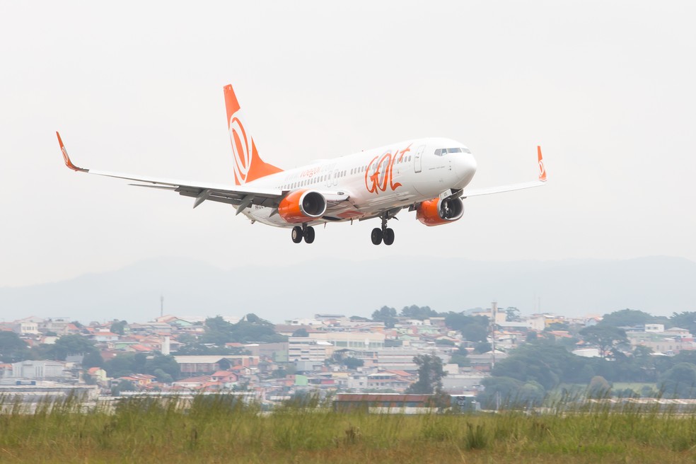 Avião da companhia aérea Gol pousa no Aeroporto Internacional de São Paulo - Cumbica (GRU), em Guarulhos. — Foto: Celso Tavares/G1