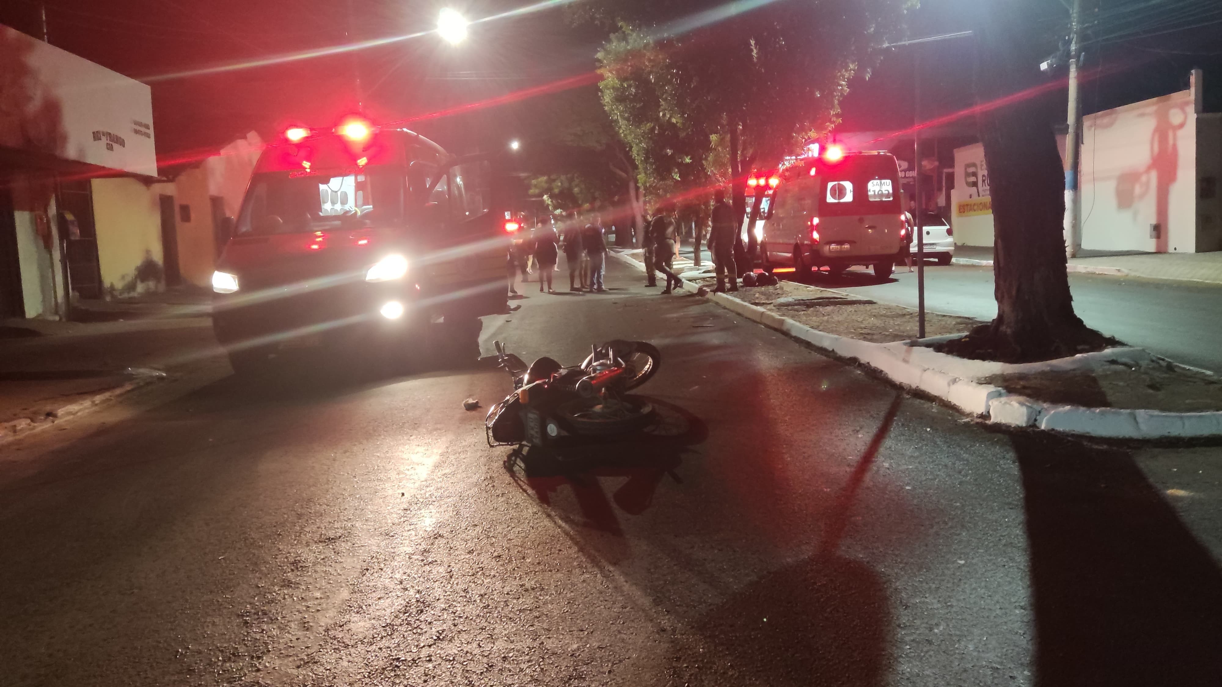 Dois homens morrem após moto perder o controle em avenida e bater em árvore