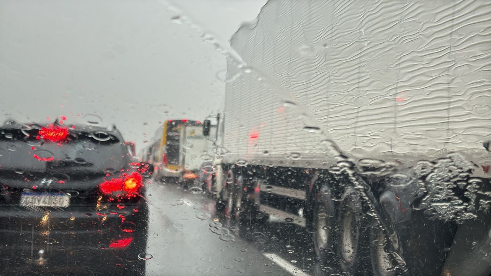 Quatro pessoas ficam feridas em engavetamento entre duas carretas e um carro na Via Dutra