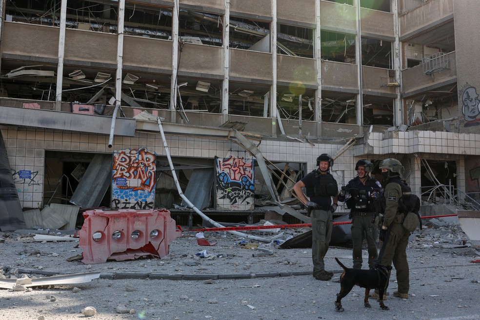 Equipes de resgate em local de bombardeio iraniano em Haifa, no norte de Israel, em 20 de junho de 2025. — Foto: REUTERS/Florion Goga