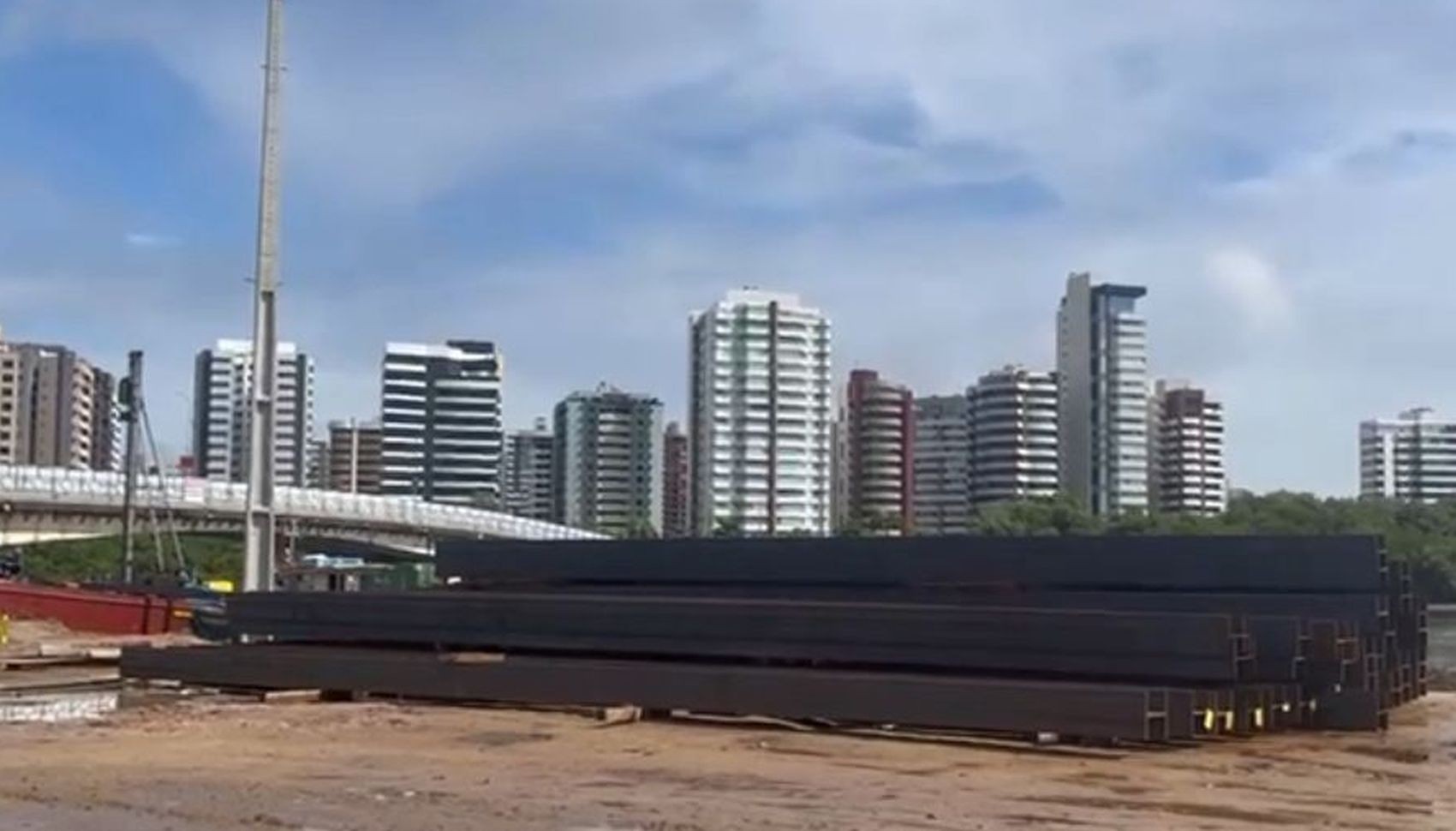 Operário fica ferido, após queda de viga em obra de ponte no Bairro Coroa do Meio em Aracaju