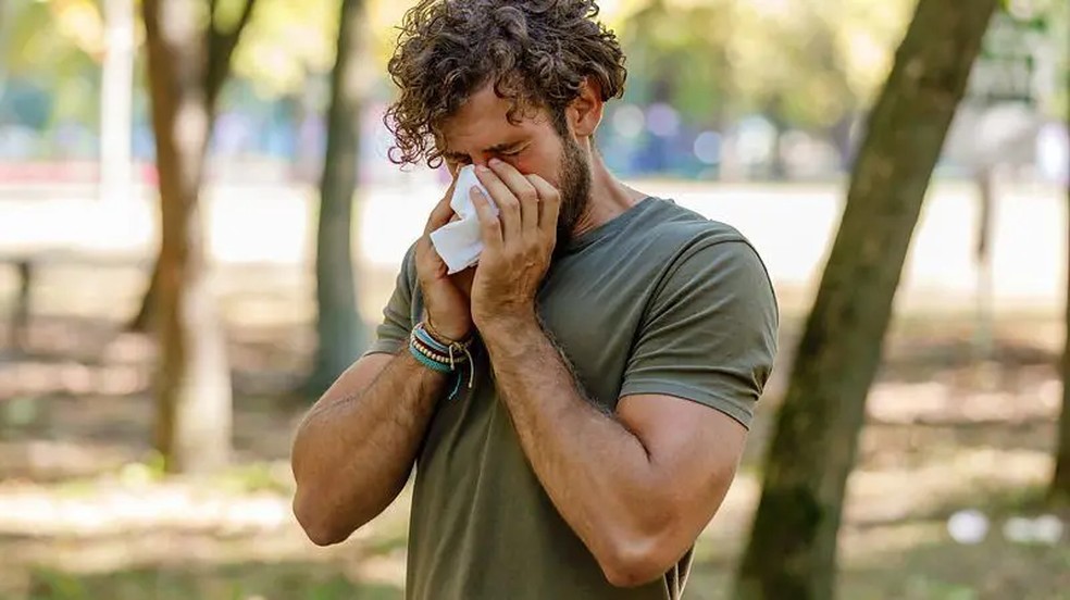 O plantio de espécies de árvores que produzem menos pólen indutor de alergias no ar é uma forma que as cidades têm de ajudar as pessoas que sofrem da febre do feno | Foto: Getty Images via BBC