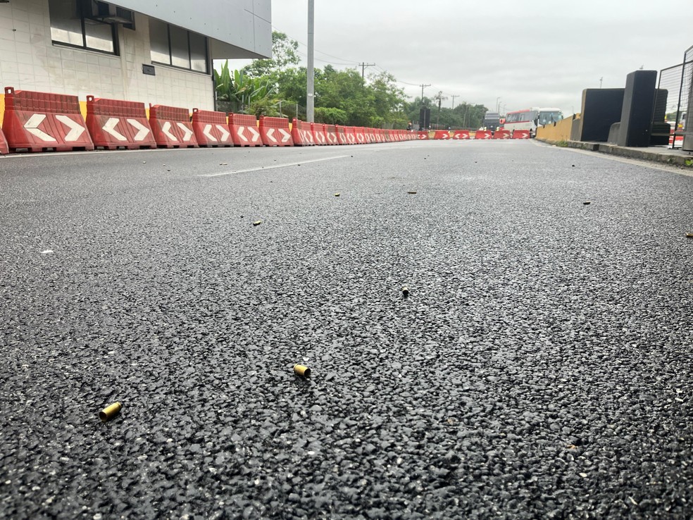 Cápsulas de fuzil e pistola foram encontradas na praça de pedágio da Rodovia Padre Manoel da Nóbrega, em São Vicente — Foto: Yasmin Braga/TV Tribuna