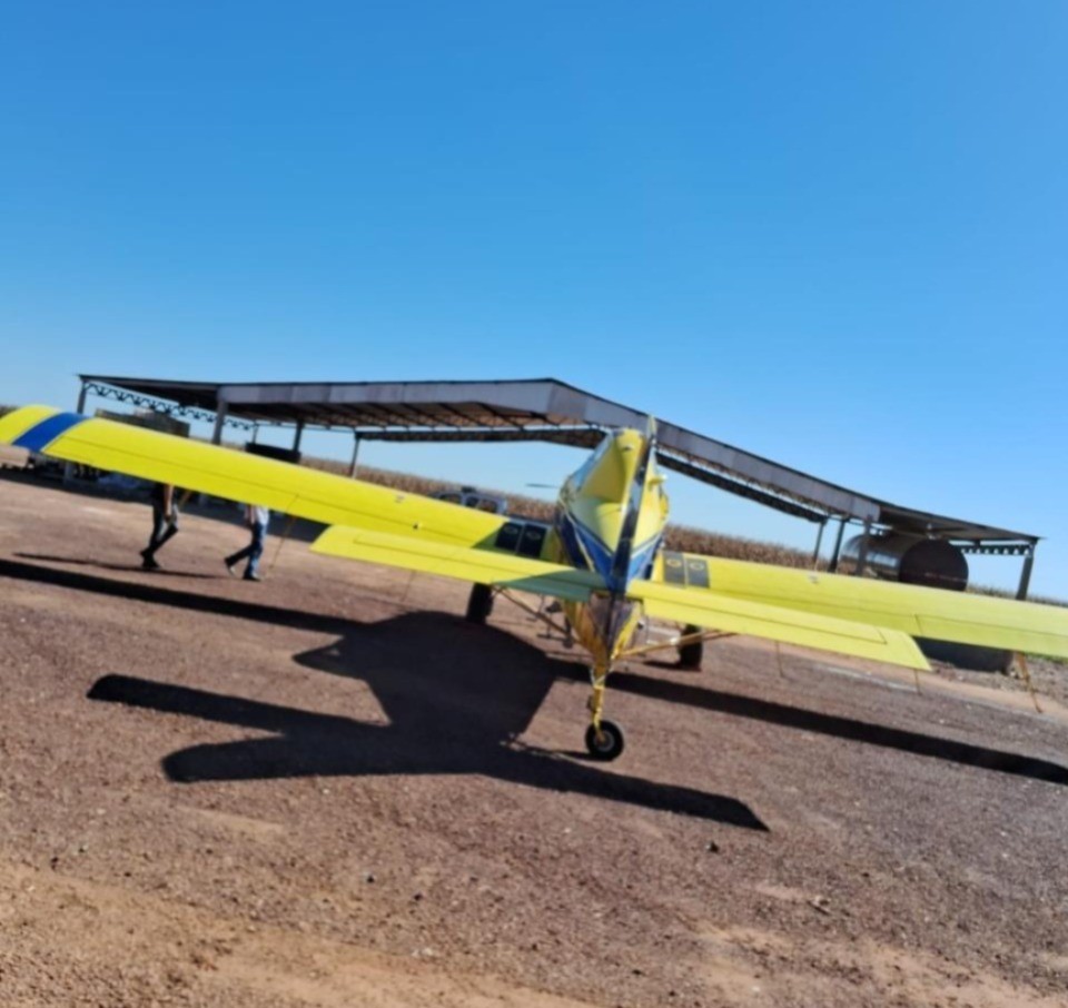 Avião agrícola teria sido desviado pelo vento e atingido a caminhonete — Foto: Polícia Civil de Mato Grosso