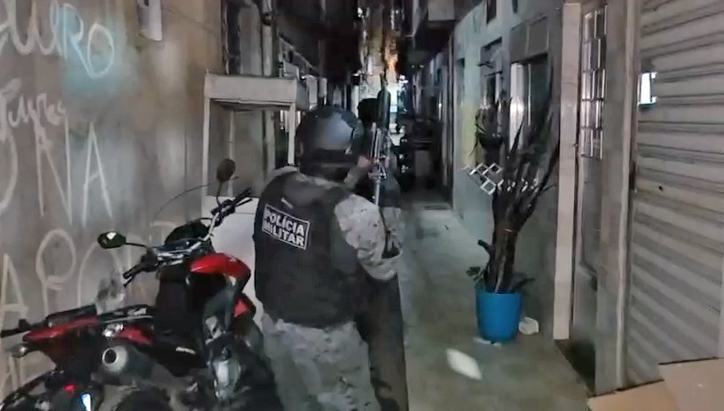 PM faz operação no Complexo da Maré para prender ladrões de cargas