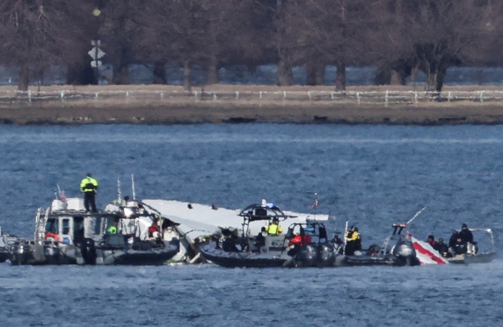 Equipes recuperam destroços de aeronave no rio Potomac, em Washington, após a colisão do voo 5342 da American Airlines com um helicóptero militar — Foto: Carlos Barria/Reuters