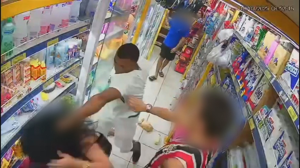 Homem ainda empurrou funcionário do mercado — Foto: Reprodução/Redes sociais