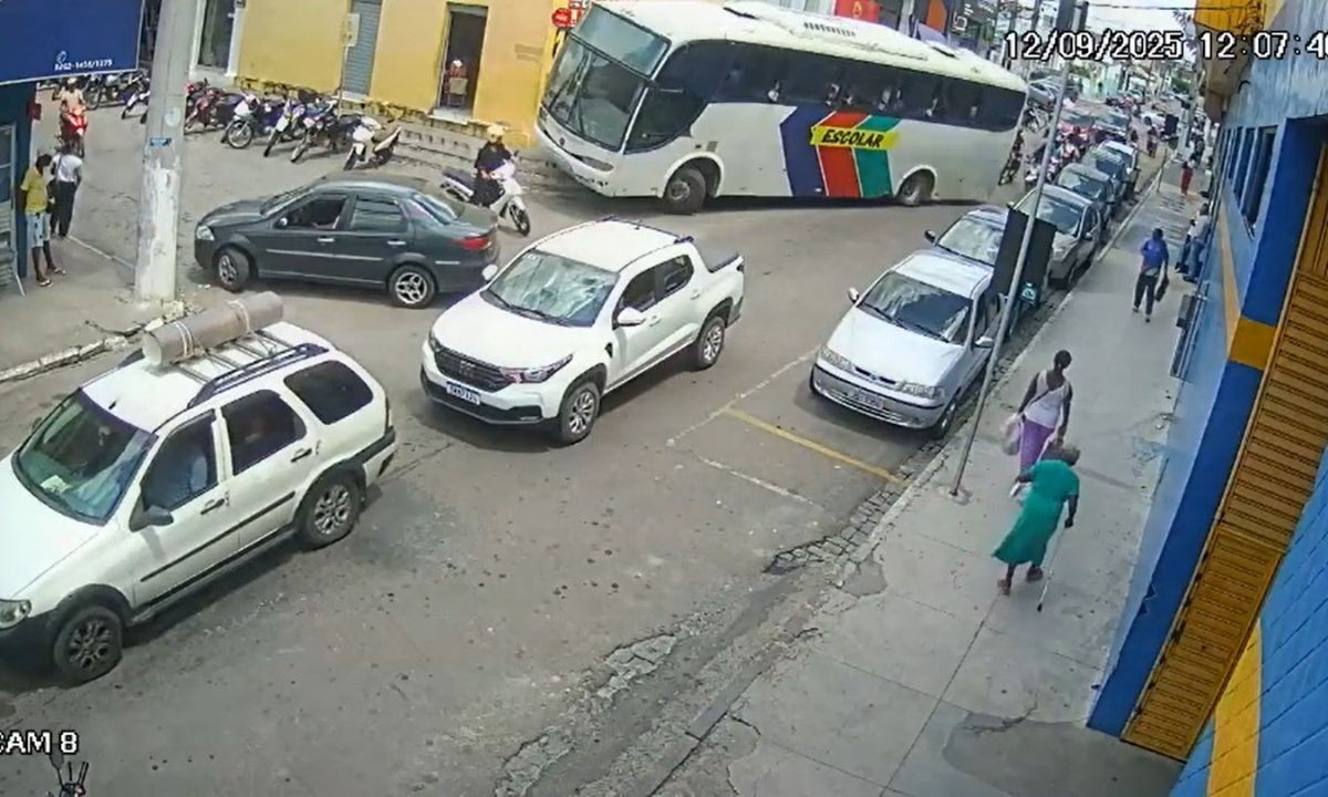 VÍDEO: ônibus escolar invade calçada para desviar de motociclista na BA