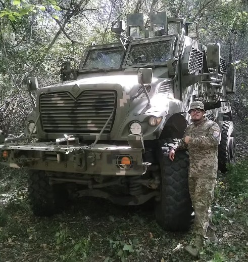 Jovem do Sertão de Pernambuco troca oficina mecânica por guerra e mostra cotidiano no front ucraniano: 'muitos não aguentam'