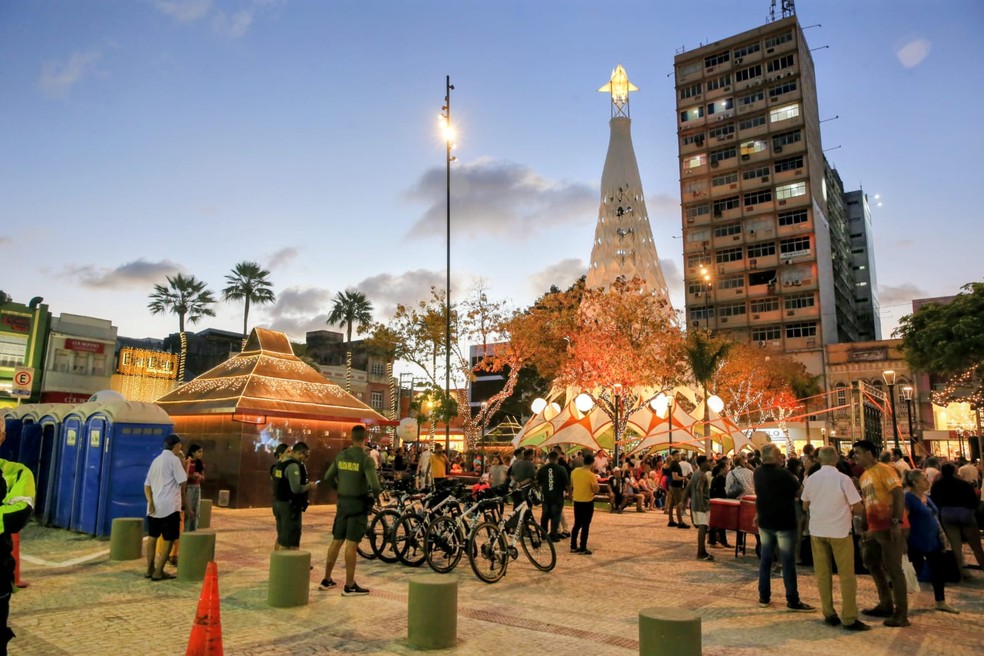 Praça do Ferreira recebeu melhorias que valorizam a arquitetura e a história do local. — Foto: Kid Junior/SVM